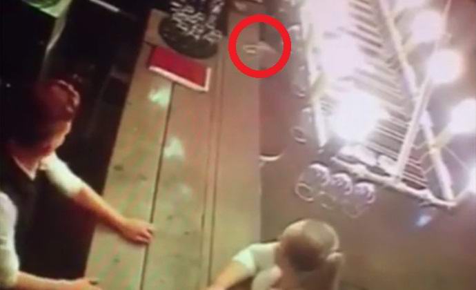 Atrocidades de Poltergeist em um restaurante inglês