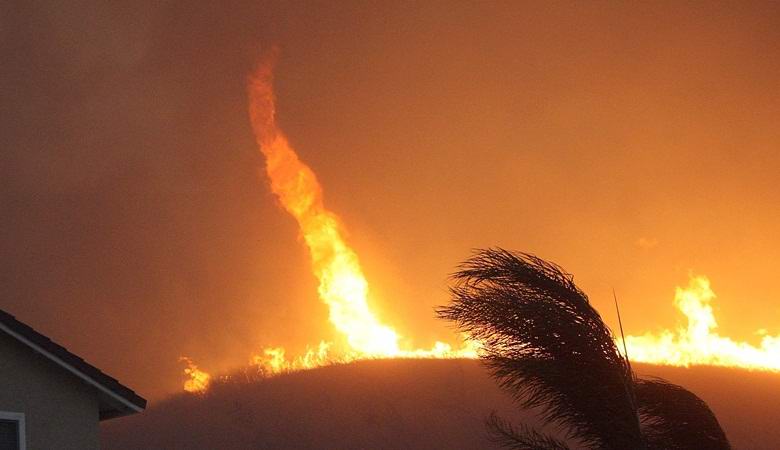Um vídeo incrível com um tornado de incêndio em Portugal