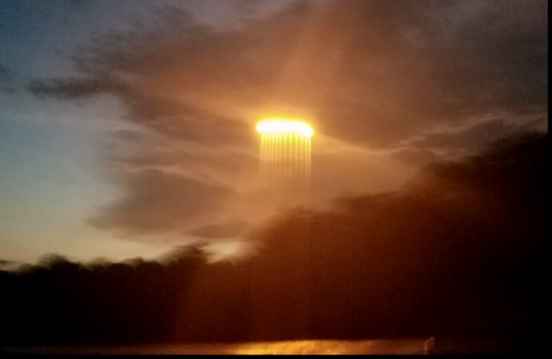Uma incrível anomalia celeste fotografada sobre o rio Missouri