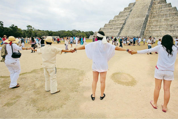 Em 21 de dezembro, pessoas de todo o mundo chegaram ao epicentro da morte da humanidade (no México). Mais aqui.
