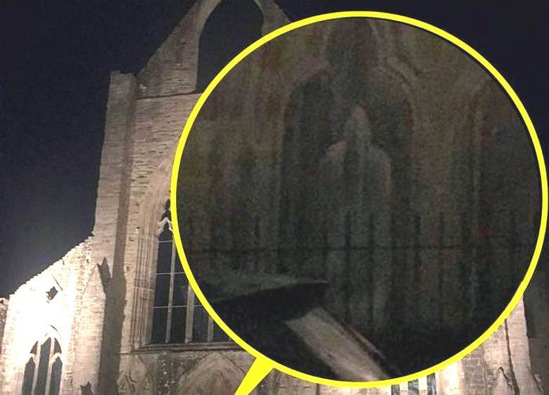 O fantasma foi fotografado contra o fundo do antigo prédio da Abadia de Tintern