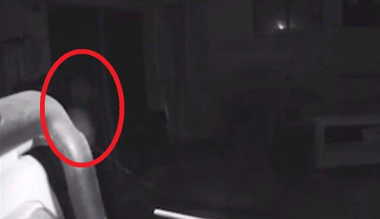 O fantasma atingiu a câmera de vigilância no apartamento do americano