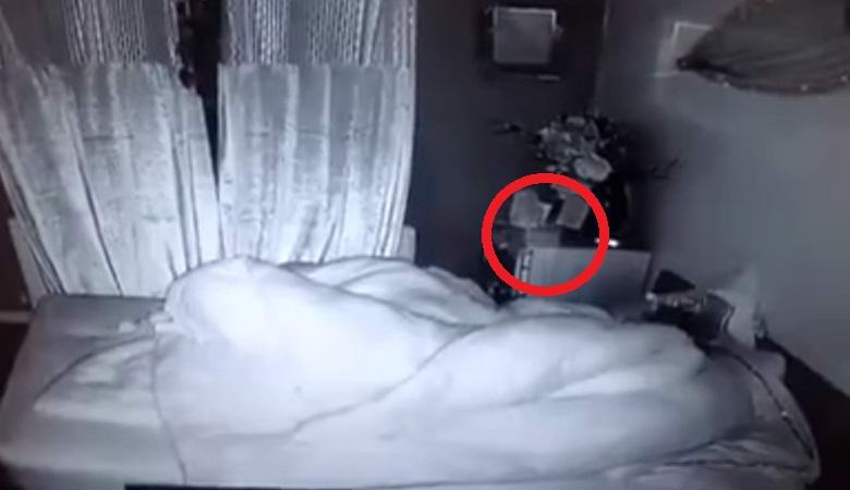 A bola fantasma subiu acima da cama.