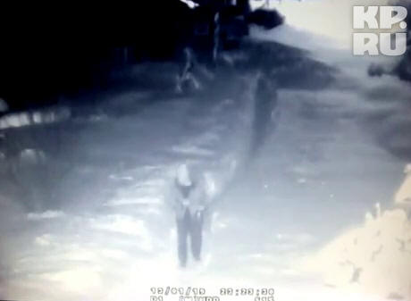 O início da gravação é um fantasma, até agora, não, um homem está andando no caminho