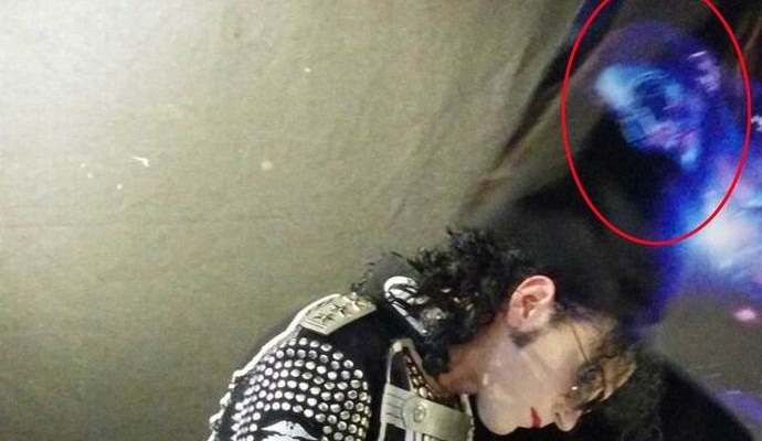 O fantasma de Michael Jackson estava na foto?