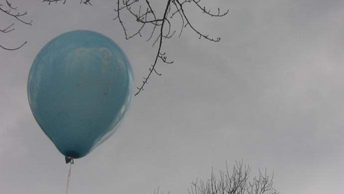 O fantasma de um menino confortou sua mãe com um balão