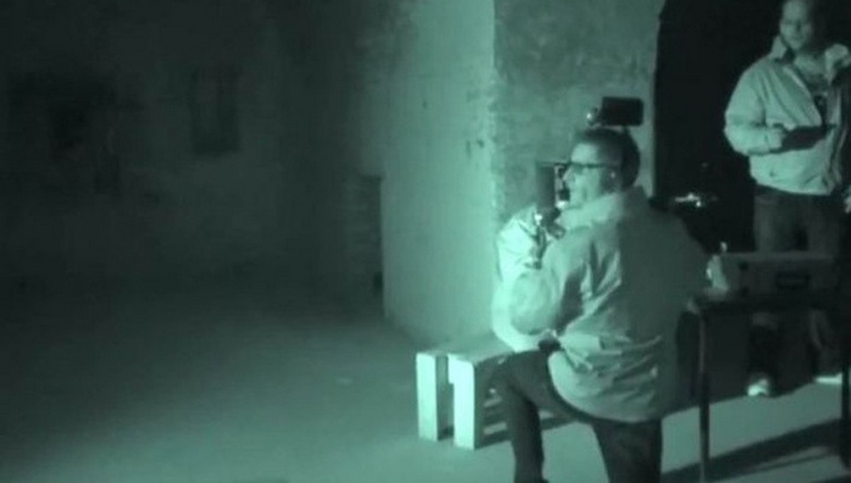 Um fantasma pode não apenas assustar, mas também machucar