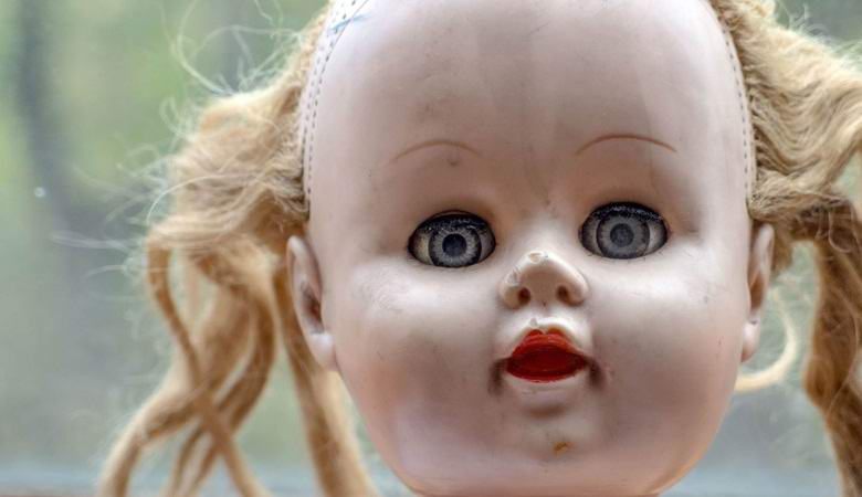 A maldita boneca vira a cabeça, pisca e fala