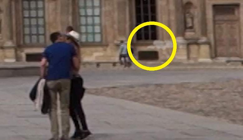 Um fantasma escorregando perto do Louvre