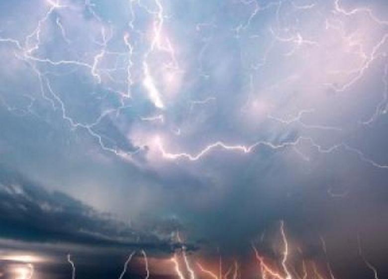 Houve uma explosão ensurdecedora e ... a noite se transformou em dia