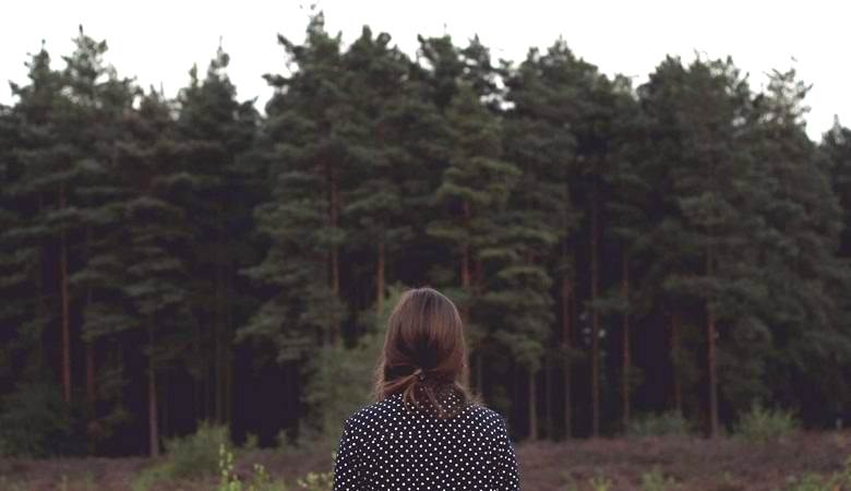 A criança na floresta estava assustada com algo inexplicável, imitando a voz de sua mãe