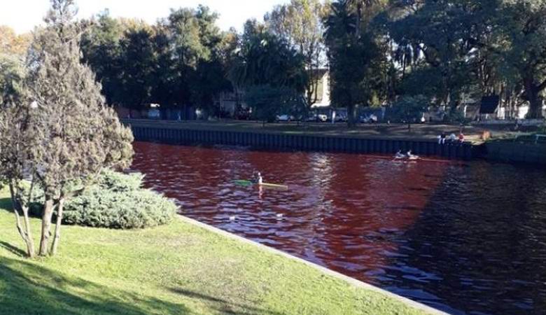 O rio na Argentina ficou repentinamente vermelho