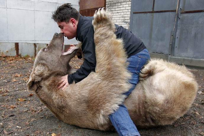 Família russa que vive com urso chocou a Internet