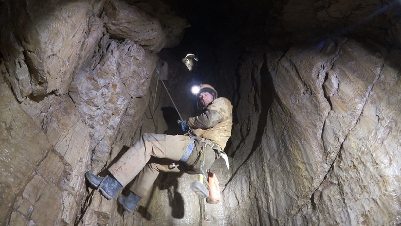 Os espeleólogos russos estabeleceram um novo recorde: caíram 2212 metros de profundidade na Terra