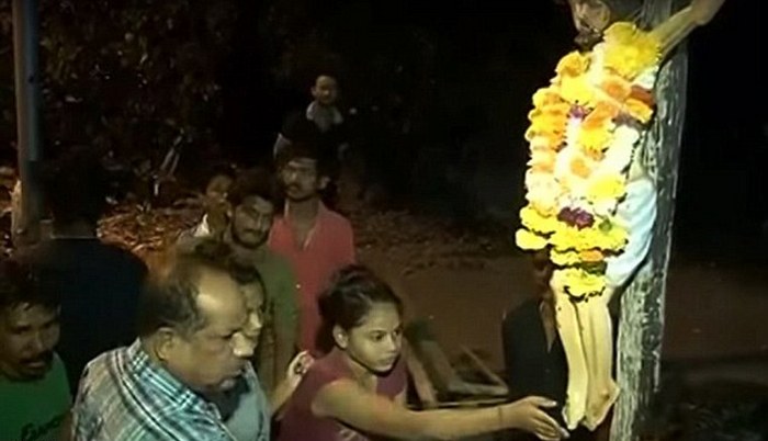 A umidade que dá vida flui dos pés da estátua de Jesus Cristo