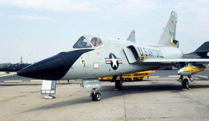 Um avião misticamente voando e pousando sem piloto