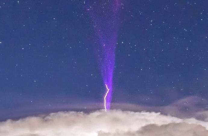Um raio violeta incomum foi fotografado