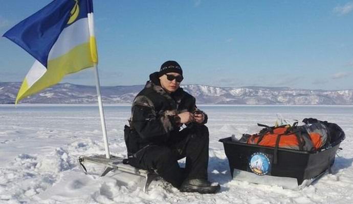 Siberian em um mês passou ao longo do Baikal congelado
