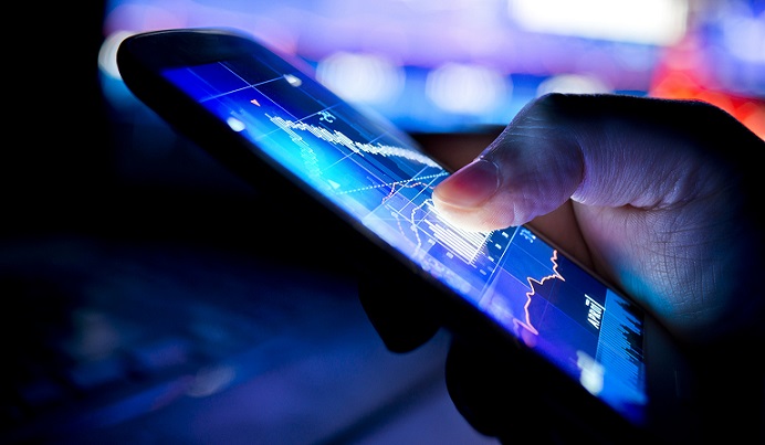 A luz azul emitida por um monitor ou smartphone acelera o processo de envelhecimento