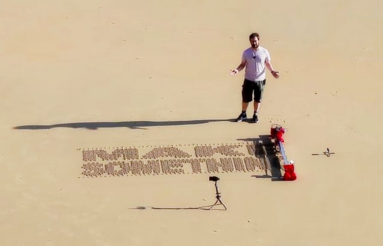 Criou uma impressora robotizada para imprimir na areia da praia