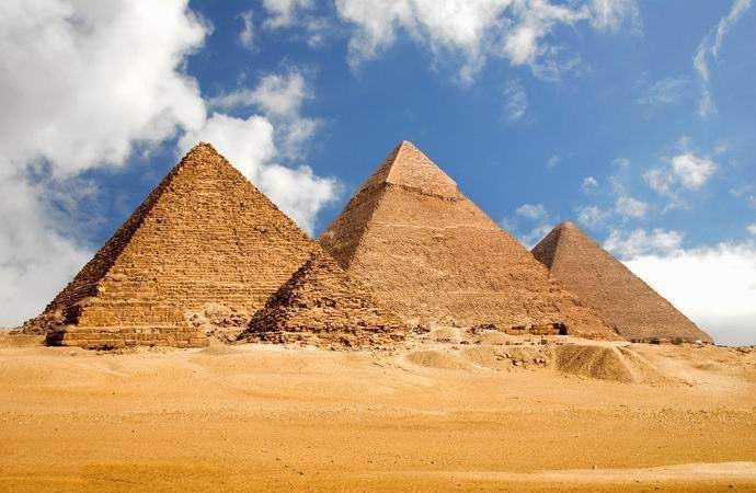 Entre as grandes pirâmides de Gizé havia um quarto único