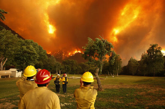 Dezenas de milhares de pessoas foram evacuadas da zona de desastre em San Diego