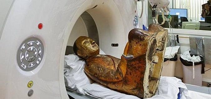 A estátua de Buda escondeu uma múmia milenar
