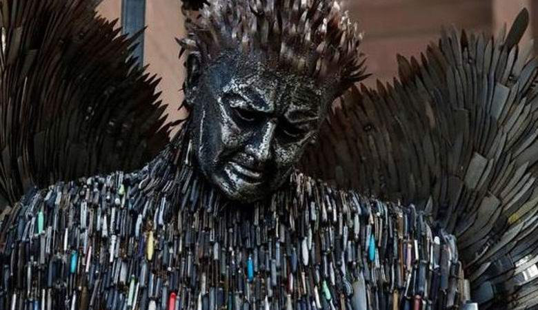A estátua de um anjo de facas em Liverpool foi considerada uma má idéia