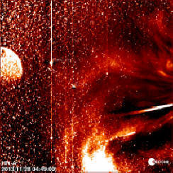 Um objeto colossal estranho nas imagens da NASA na época do voo do cometa ISON