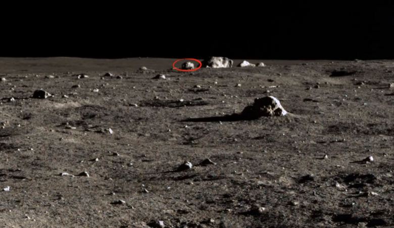 Um objeto estranho na superfície lunar