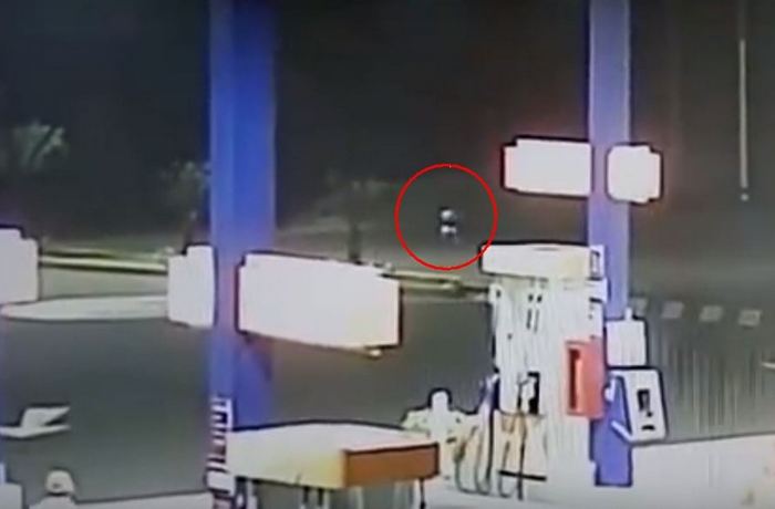 Uma criatura estranha é vista à noite perto de um posto de gasolina