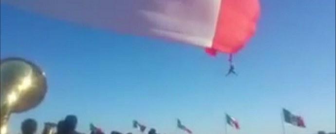 O destino interpreta um homem, e um homem voa em uma bandeira