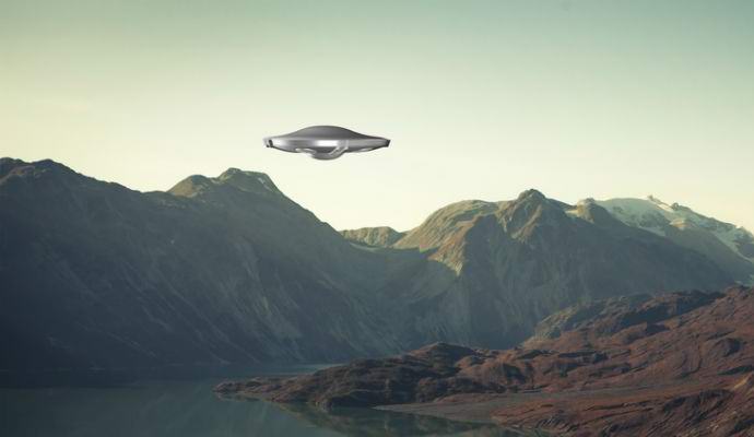 UFO brilhante gravado sobre o vulcão
