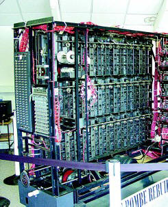Cópia completa e de trabalho de Bombe no National Computer Museum em Bletchley Park (Reino Unido)