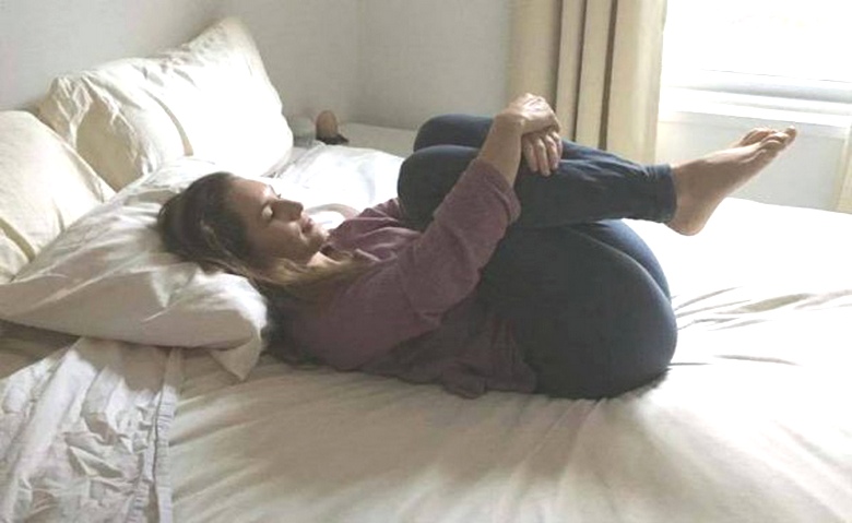 Três exercícios de manhã na cama - como prevenção contra muitas doenças