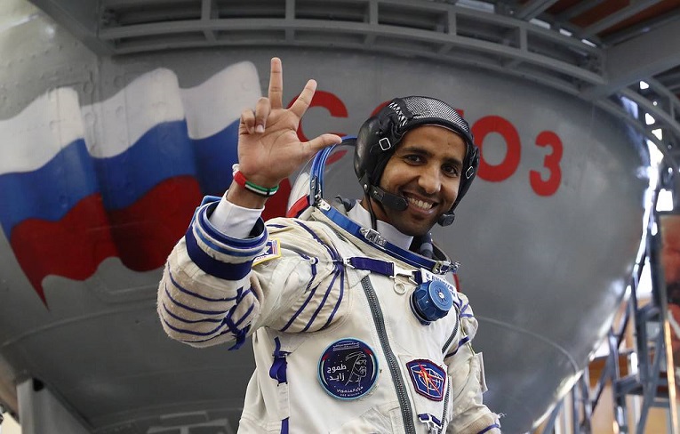 O astronauta árabe da ISS de repente levantou a cabeça