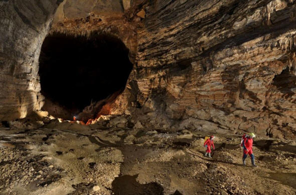 Os cientistas exploraram uma caverna misteriosa com seu próprio clima