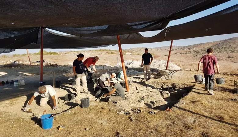 Os cientistas descobriram um artefato misterioso que começou a trazer-lhes infortúnio