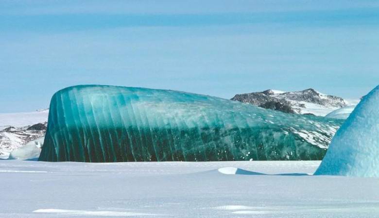 Cientistas revelaram o segredo dos icebergs de esmeralda