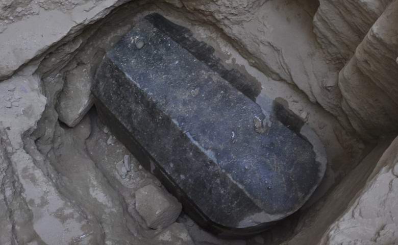 Cientistas descobriram um misterioso sarcófago preto no Egito