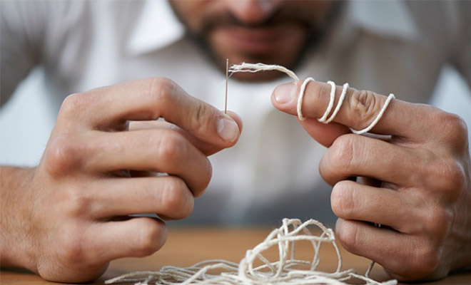 Aprendendo a enfiar facilmente os olhos de uma agulha - economizamos nervos e economizamos tempo
