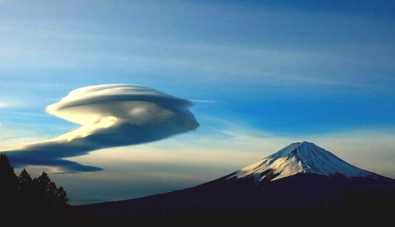 Uma nuvem incrível capturada sobre o vulcão de Fuji