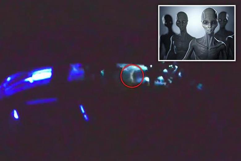 Ufólogos capturados em um vídeo alienígena em uma nave espacial