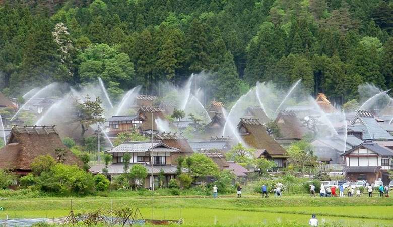 Um sistema de incêndio único transformou a vila japonesa em uma grande fonte