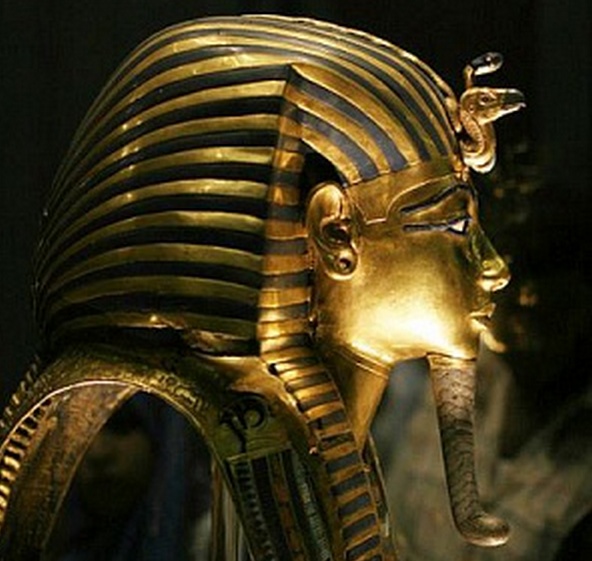 A máscara única de Tutankhamon ... esmagada
