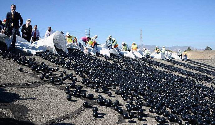 Milhões de bolas de plástico caíram em um reservatório americano
