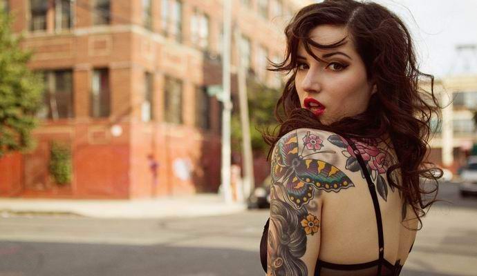 Lembranças em forma de couro esculpido com tatuagens apareceram na América