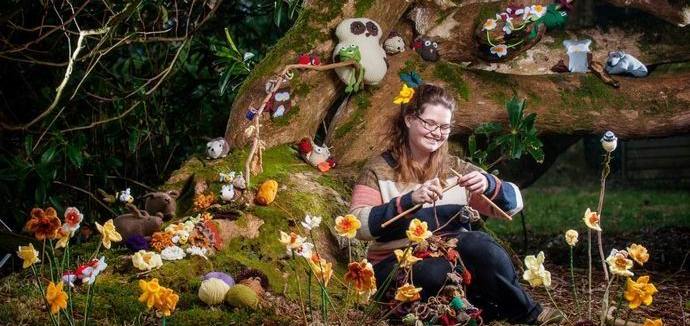 Animais e plantas de malha acabados na floresta inglesa