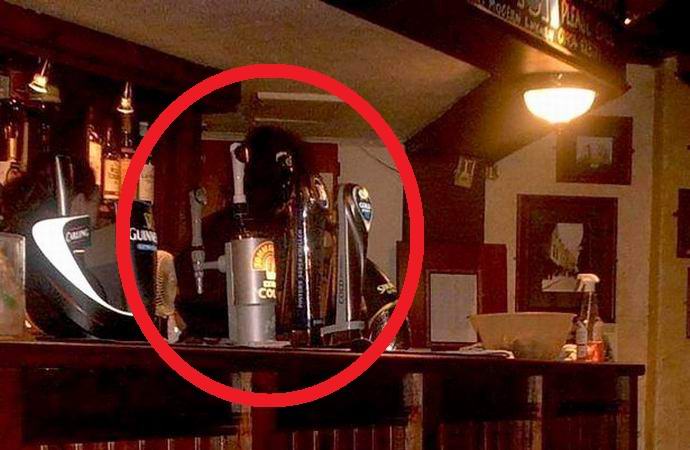 Um homem das sombras mora em um pub inglês.