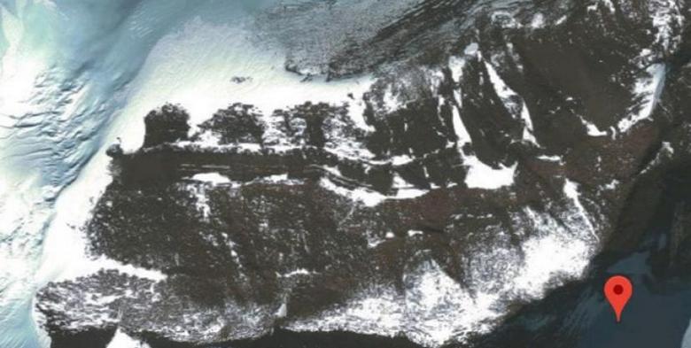 Na Antártica, o derretimento do gelo abriu a seção da estrada e a ponte